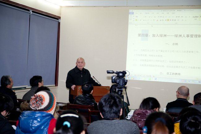 武大綠洲傳媒部總監(jiān)張永宇為員工們講課